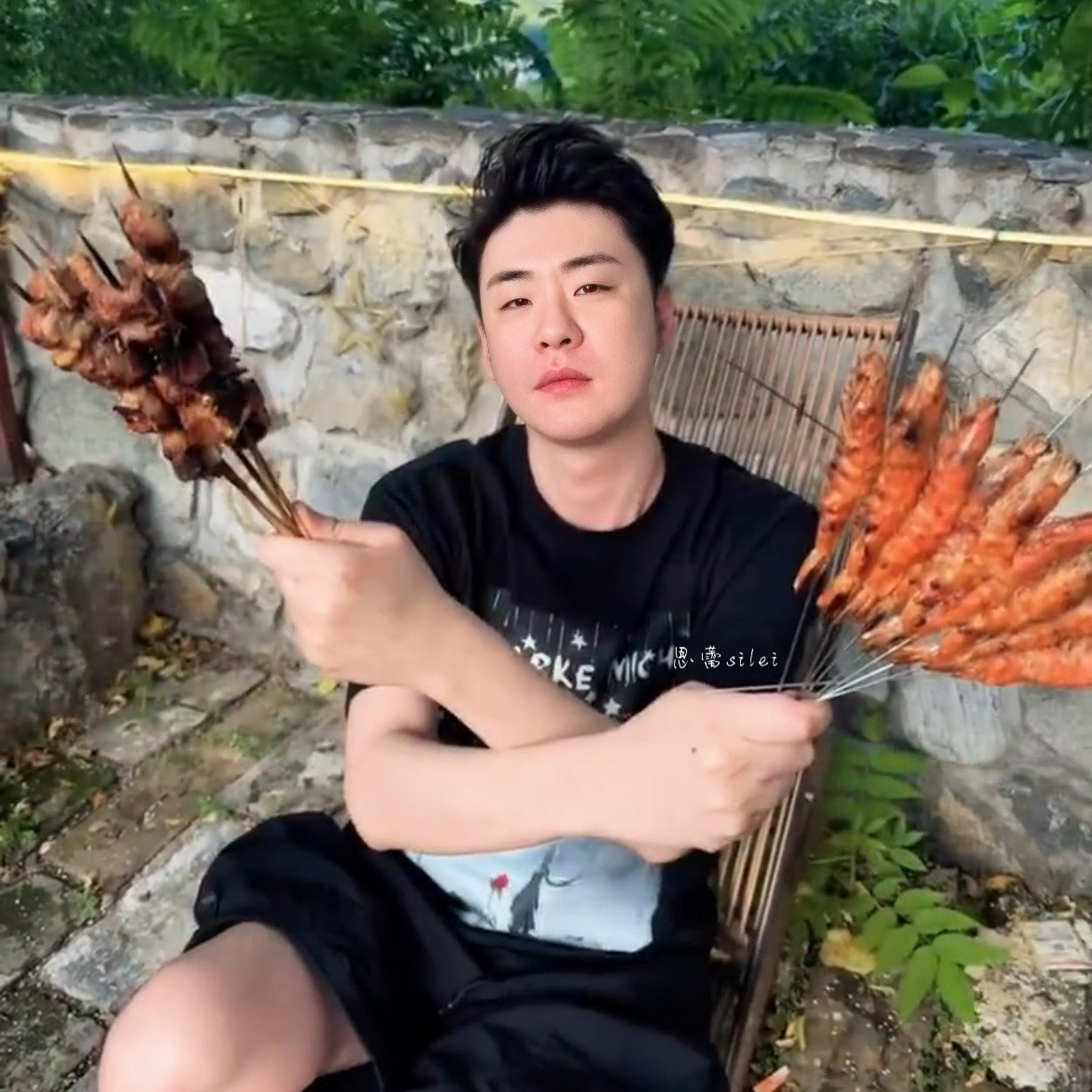 张云雷你看咱俩就不一样，你眼里是对美食的欲望，我眼里都是你可是吧……我也想吃这