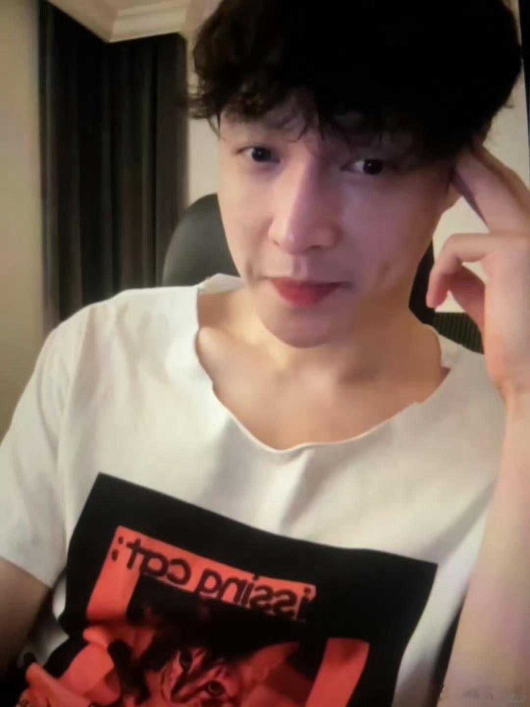 张艺兴果然勤俭持家昨天直播的张艺兴还在穿十年前的衣服！一件衣服从2015穿到2