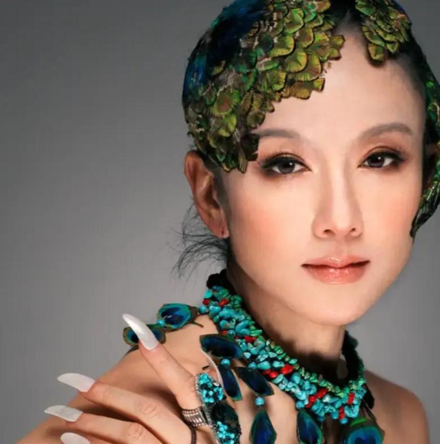 杨丽萍和百亿富豪刘淳晴结婚。7年后，刘淳晴突然对杨丽萍说：“老婆，我想要个孩子吧