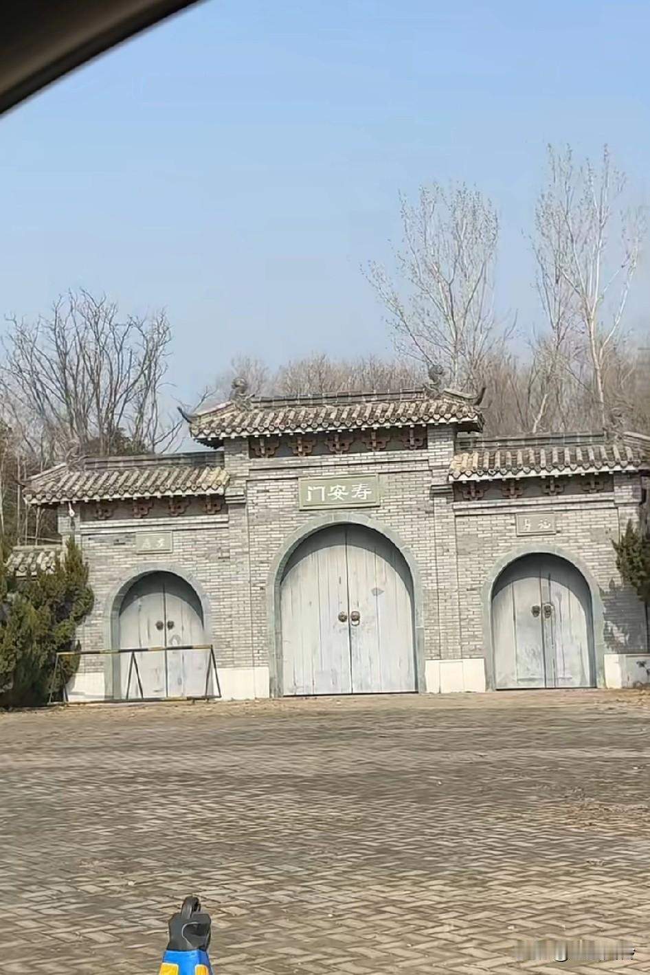 许家印家的祖坟气派吧，寿安门，布满监控，不知道的以为是古代哪位帝王的陵墓当初钱