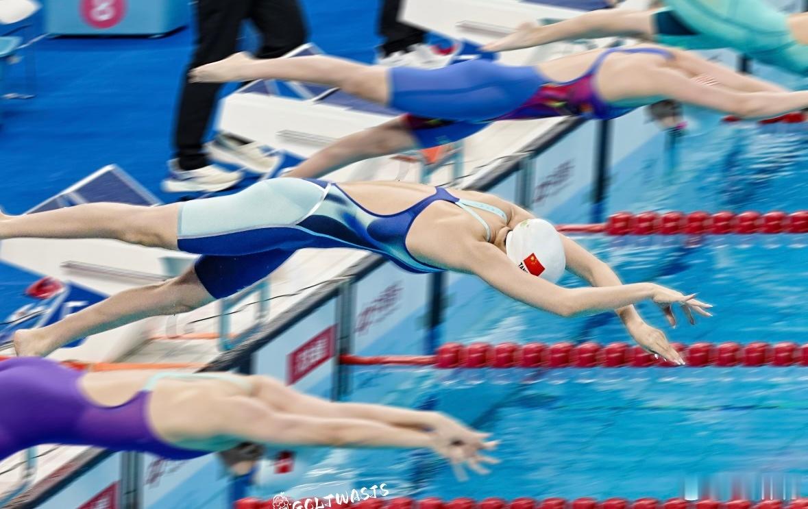 唐钱婷连破女子50m蛙泳赛会纪录新希望乳业碧波池中，唐钱婷如飞鱼般破浪前行，连续