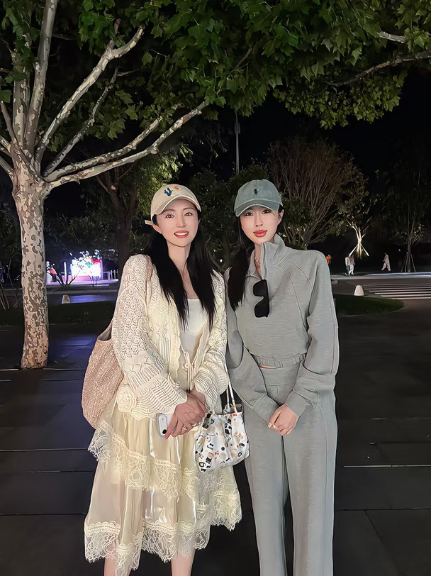 阿那亚偶遇董璇你真是美我一跳又一跳我心为你而跳蹦蹦又跳跳😘😘[爱心][爱心]#阿那亚#董璇