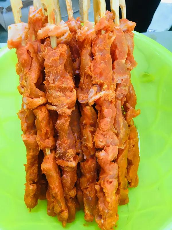 现在夜市里超火的1米大肉串，看着特别唬人，一根能卖20元，好多人觉得挺实惠，人手
