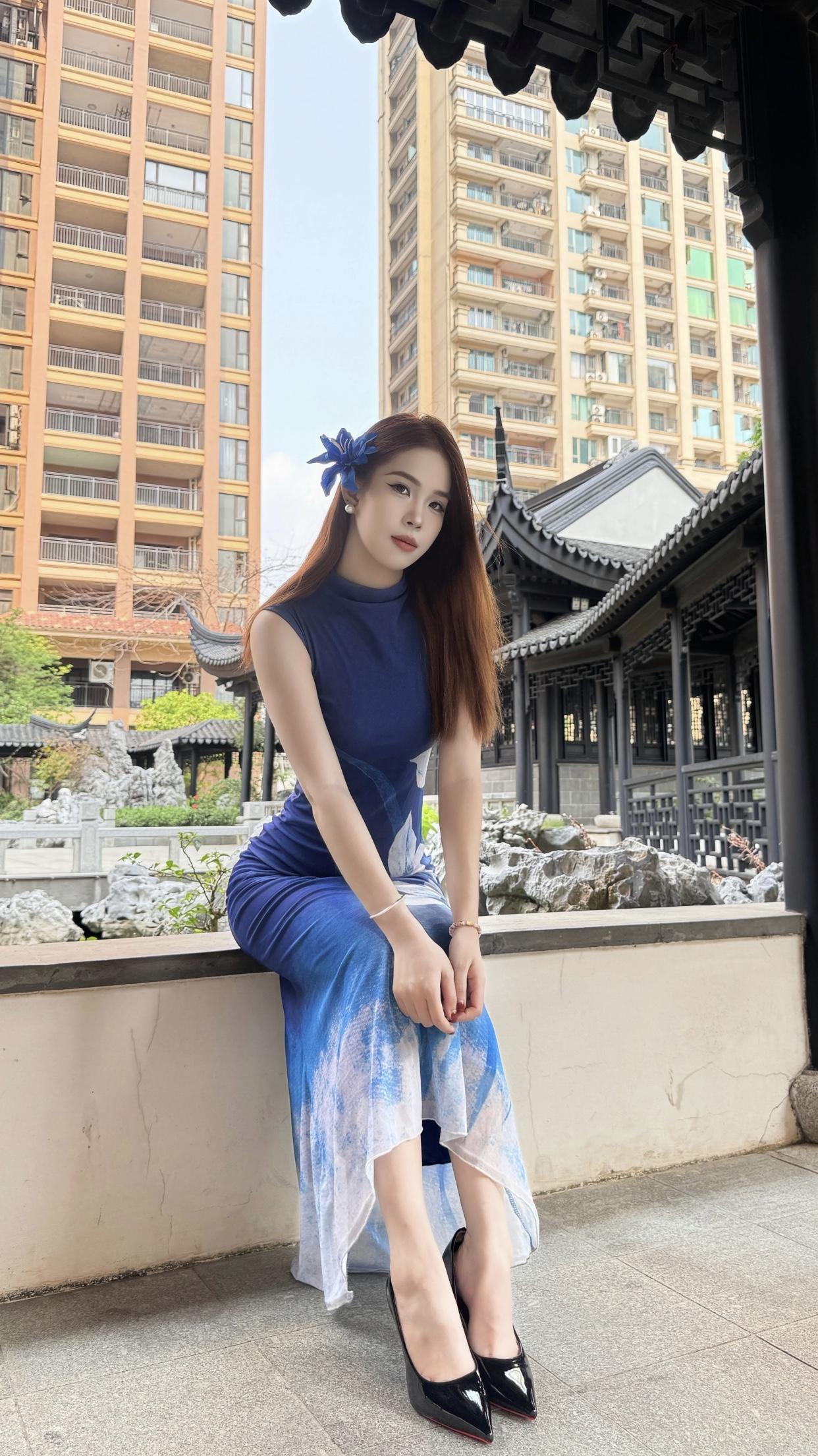 东方女性穿旗袍为什么这么美旗袍仪态也重要。公司年会上，同事穿真丝旗袍，背挺得直，