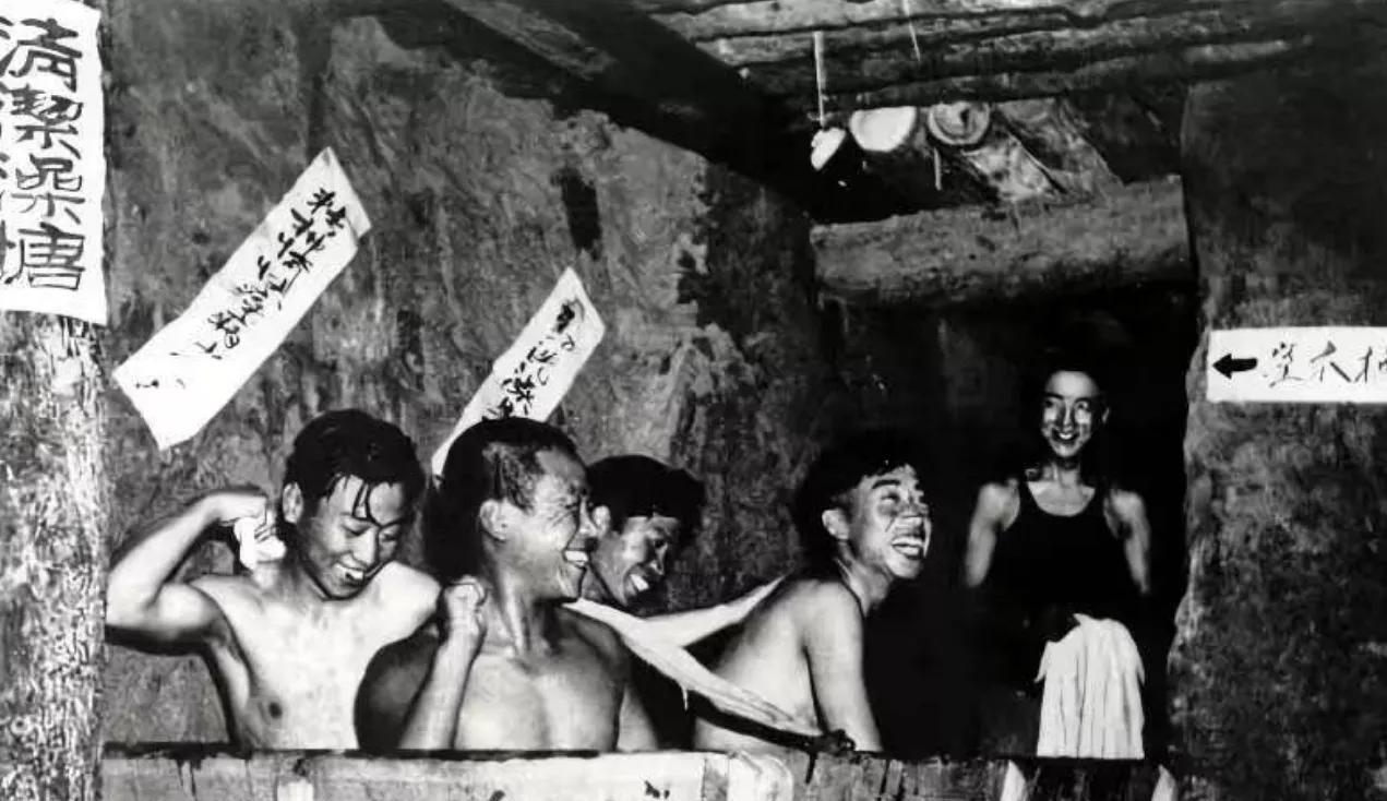 73年前，几个志愿军战士在上甘岭坑道里的“清洁澡塘”欢乐洗澡！这是1952年1