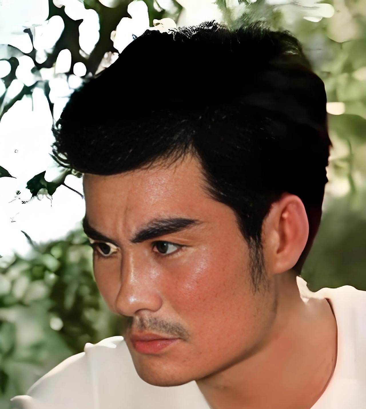 #经典男演员#眼前的这位男演员，浓眉大眼，气宇轩昂，在八十年代，他可是赫赫有名