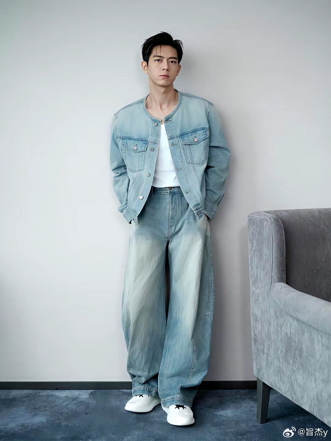 李现更新“随便拍拍...很久没发自己了，一次性多来几张！​​​