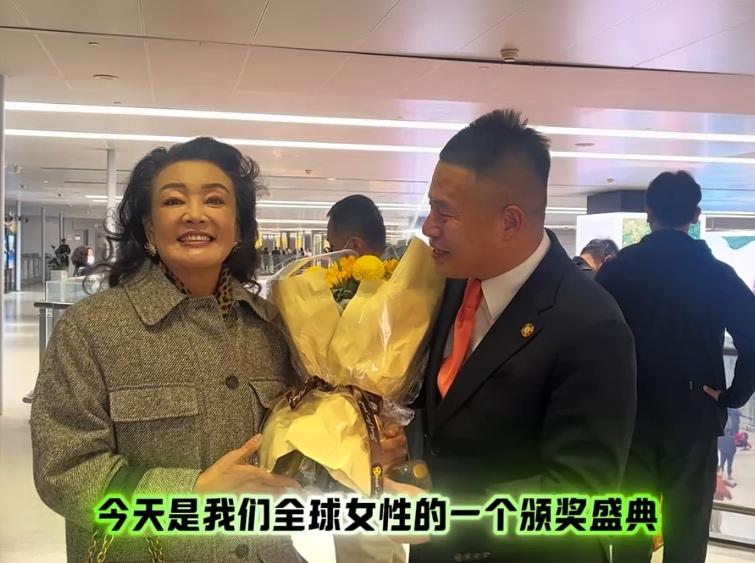 张兰荣获全球杰出女性领袖奖，当天张兰盛装出席步伐矫健根本看不出来是一个60多岁的