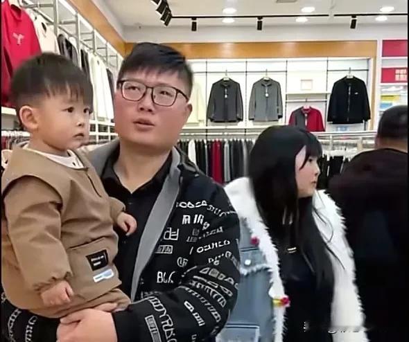 大衣哥女婿风评反转，过年抱着大衣哥孙子去逛街买衣服，赢得了不少好感。比起在婚