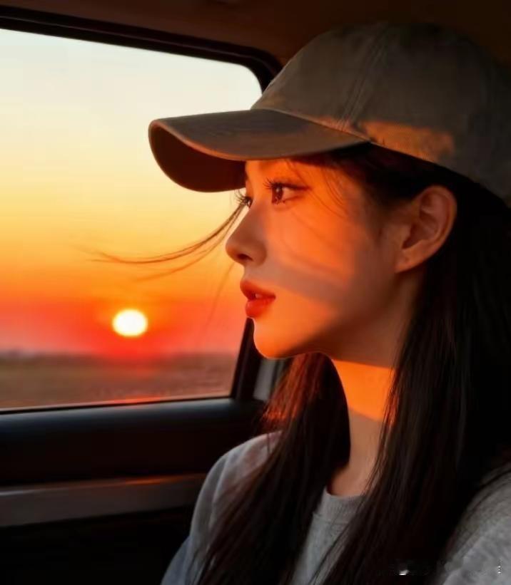 收费站前，丈夫指着上高速的车流说：这些车一年两箱油。妻子没听懂。丈夫补了一句