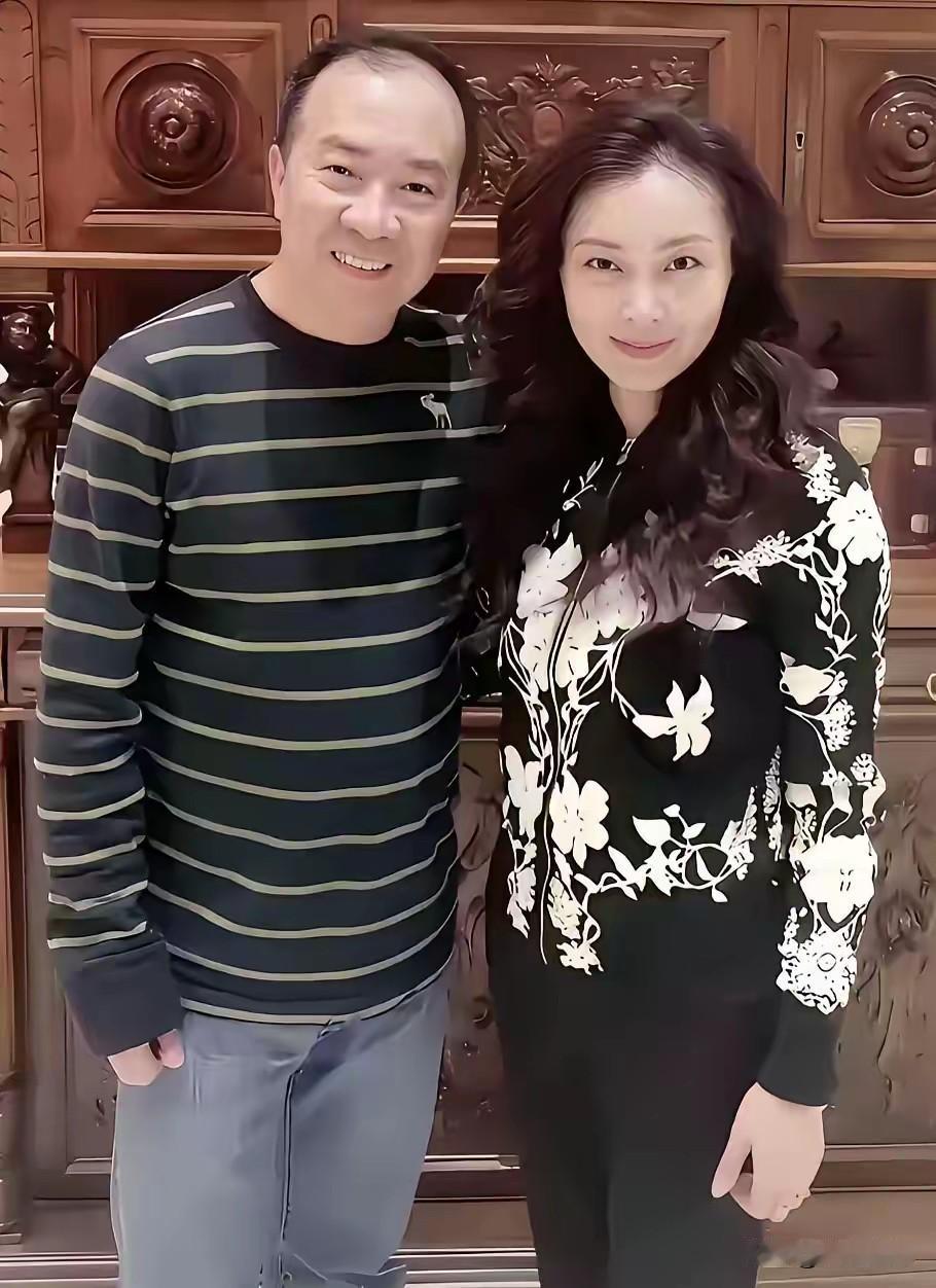 侯耀文刚去世没多久，相声圈里就炸开了一口惊天大瓜。徒弟戴志诚火速迎娶了师父的前妻