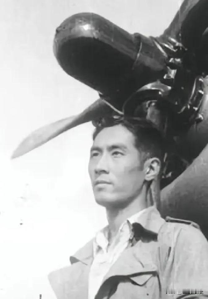没想到，只有18岁的少年，竟成为改写历史的空战英雄！1944年，飞行员王光复在完