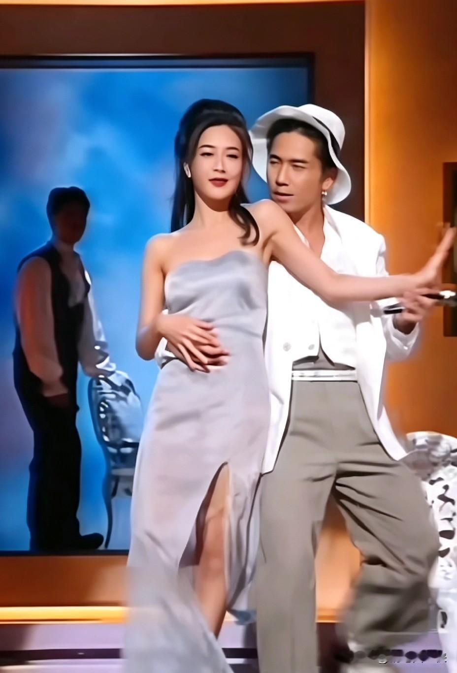 发现早期的梁朝伟是真的放得开[抠鼻]梁朝伟和钟丽缇当年同台演绎的画面，戳中了多少人的内心～年轻时候的