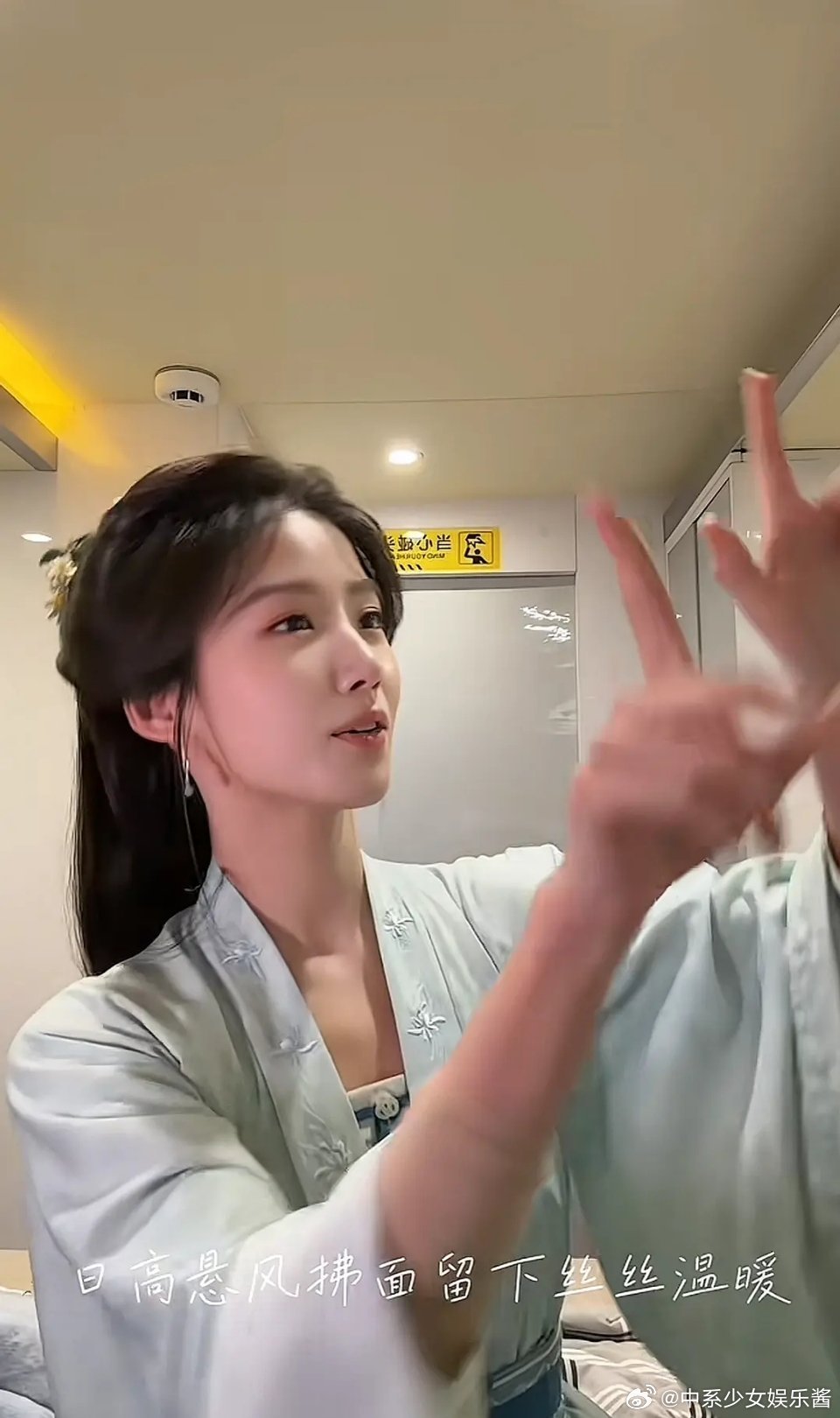 这是卢昱晓吗？似像非像