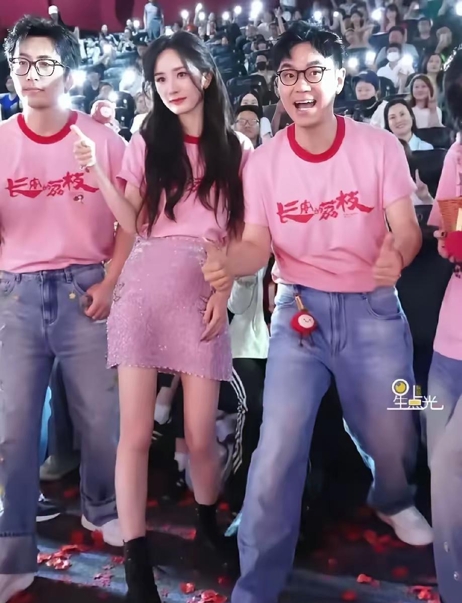 大鹏旁边女士是谁？非常有气质身材也好
