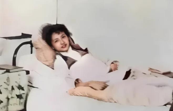 1929年，林徽因刚生了孩子，被撑大的肚子还没恢复，梁思成却拿起相机一顿拍。 