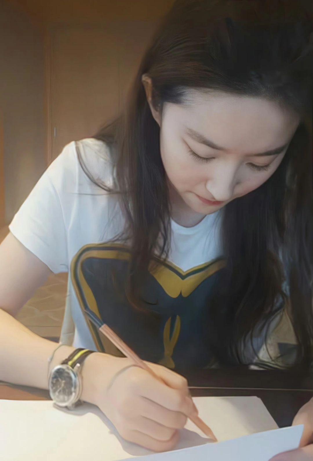 刘亦菲直播时主打一个陪伴，她也不知道怎么直播。记得当时几万人看她在那安安静静的