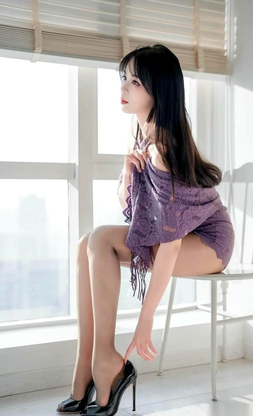 我算是看明白了，有些衣服，根本就不是衣服，是战袍。就说这身紫色的旗袍。蕾丝，挂