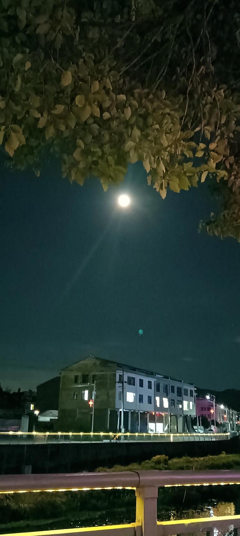 好美的夜晚，好美的月亮，好明亮的月亮，静静的坐在河边的椅子上，尽情的欣赏那绝美的