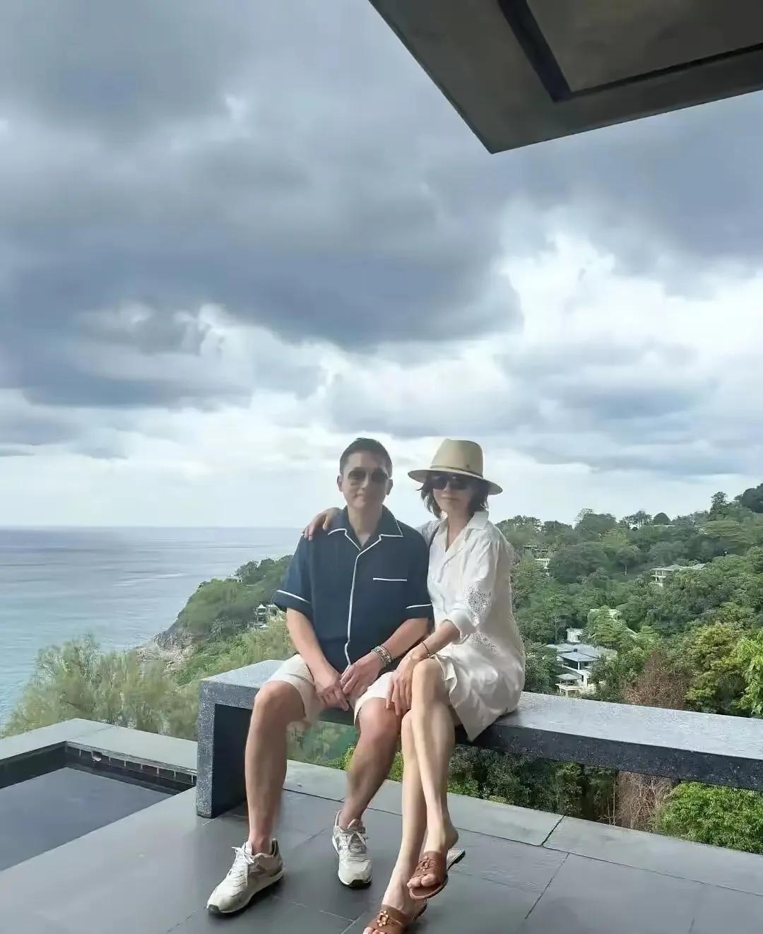 刘嘉玲和梁朝伟泰国度假合照曝光！海边露台氛围感拉满，夫妻俩状态也太绝了。刘嘉