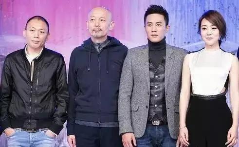 哈哈！这四个人唯独脑门最亮，没有一根头发，年龄最大的是葛优，最好认。剩下的俊男靓