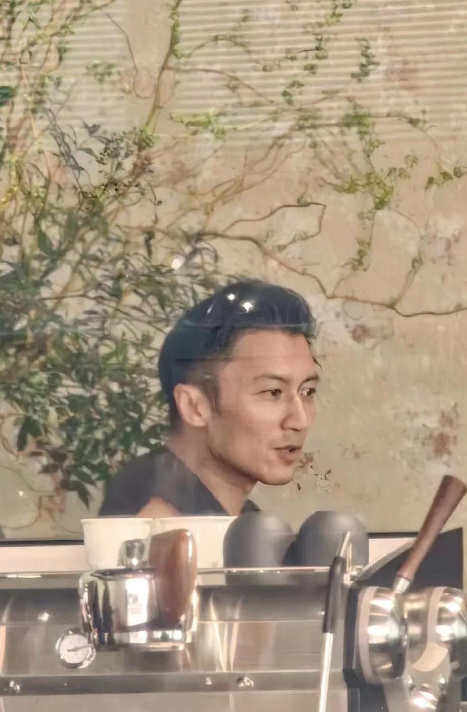 谢厨子真人长这样，原来他真的不化妆，不喜欢洗头发，牛仔裤可以穿几年不洗，据说最