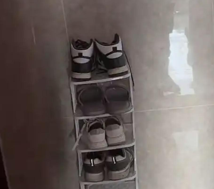 之前有人嫌弃邻居门口摆放鞋柜有味，多次沟通无果之后挂爷爷遗像，用魔法对轰的方式成