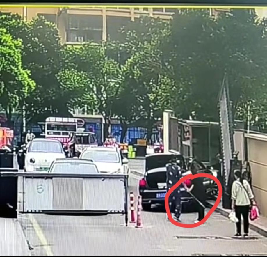 近日，山东某地，网曝一60多岁保安正常履职，竟遭车主辱骂，开车撞击+持棍恐吓……