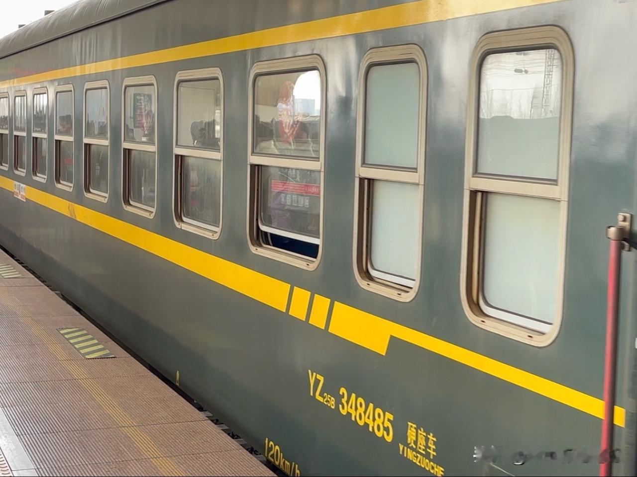 武汉铁路局开通绿皮非空调列车,这次没到襄阳,估计是为了保高铁客流。11月1日,汉