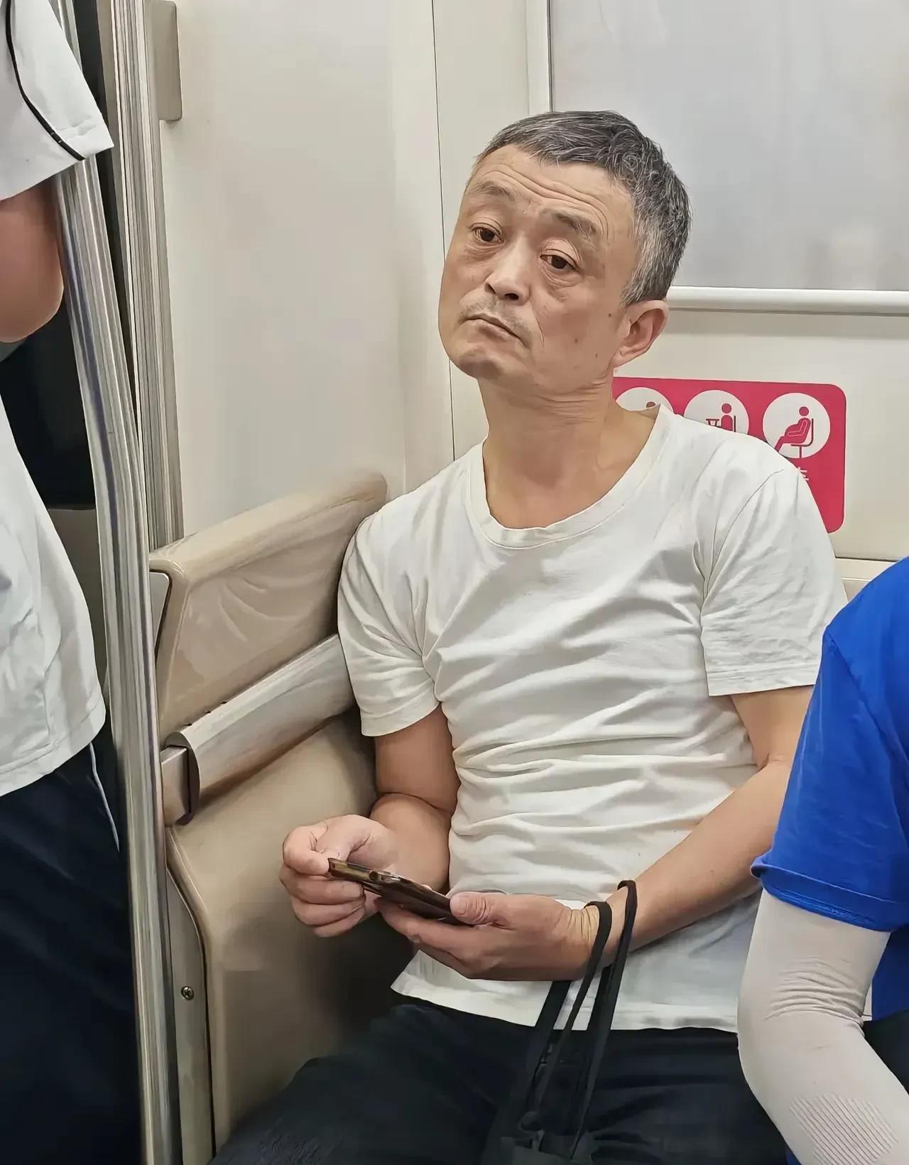 咦，这个人看着有点面熟呢，好像在什么场合见到过，很有点某商业大佬的影子呦。但是一