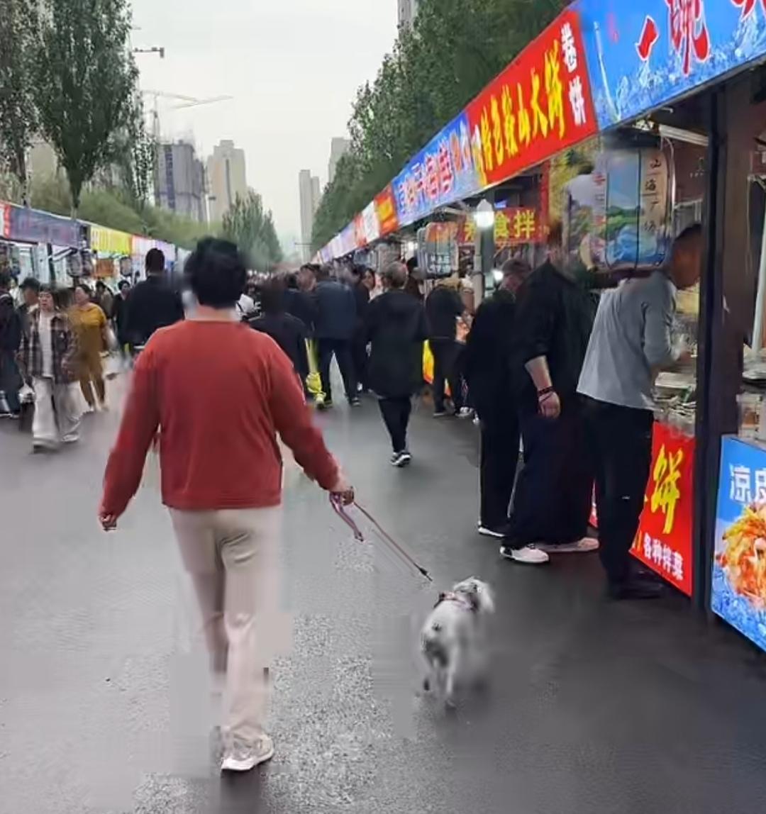 图片是辽宁营口鲅鱼圈番茄小市场，看到这个小市场非常亲切，这是昨天5月2号鲅鱼圈番