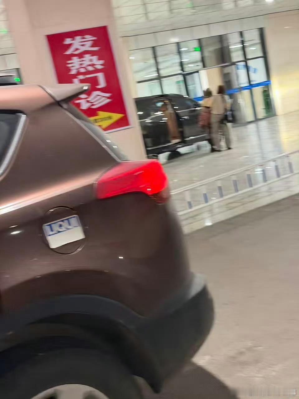 黄霄雲晕倒黄霄雲演出晕倒❤️路人看了都忍不住心疼，黄霄雲对待事业始终尽心尽力，每