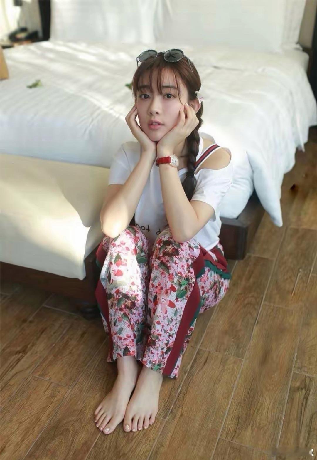 170cm的孟子义，这脚型也太优越了吧，线条精致超耐看！