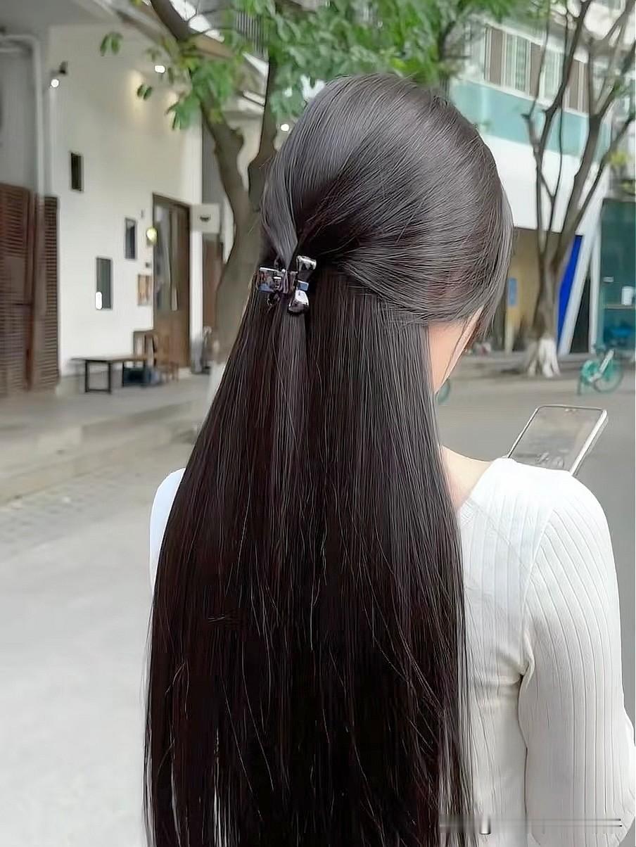 小姐姐优雅低马尾，简约而不失魅力！[害羞][害羞]