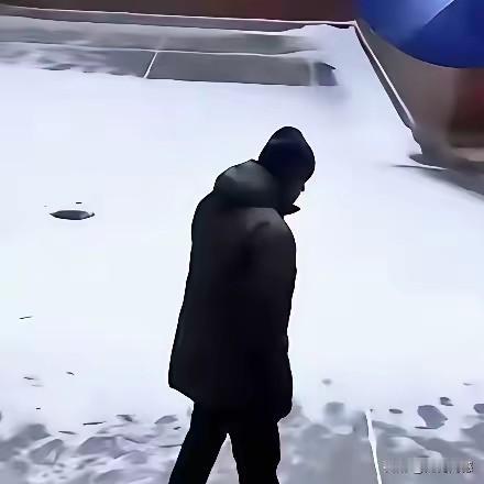 马杜罗在纽约监狱散步，通过这张照片，只看到了他一个人高大的身影，并没有看到他的妻