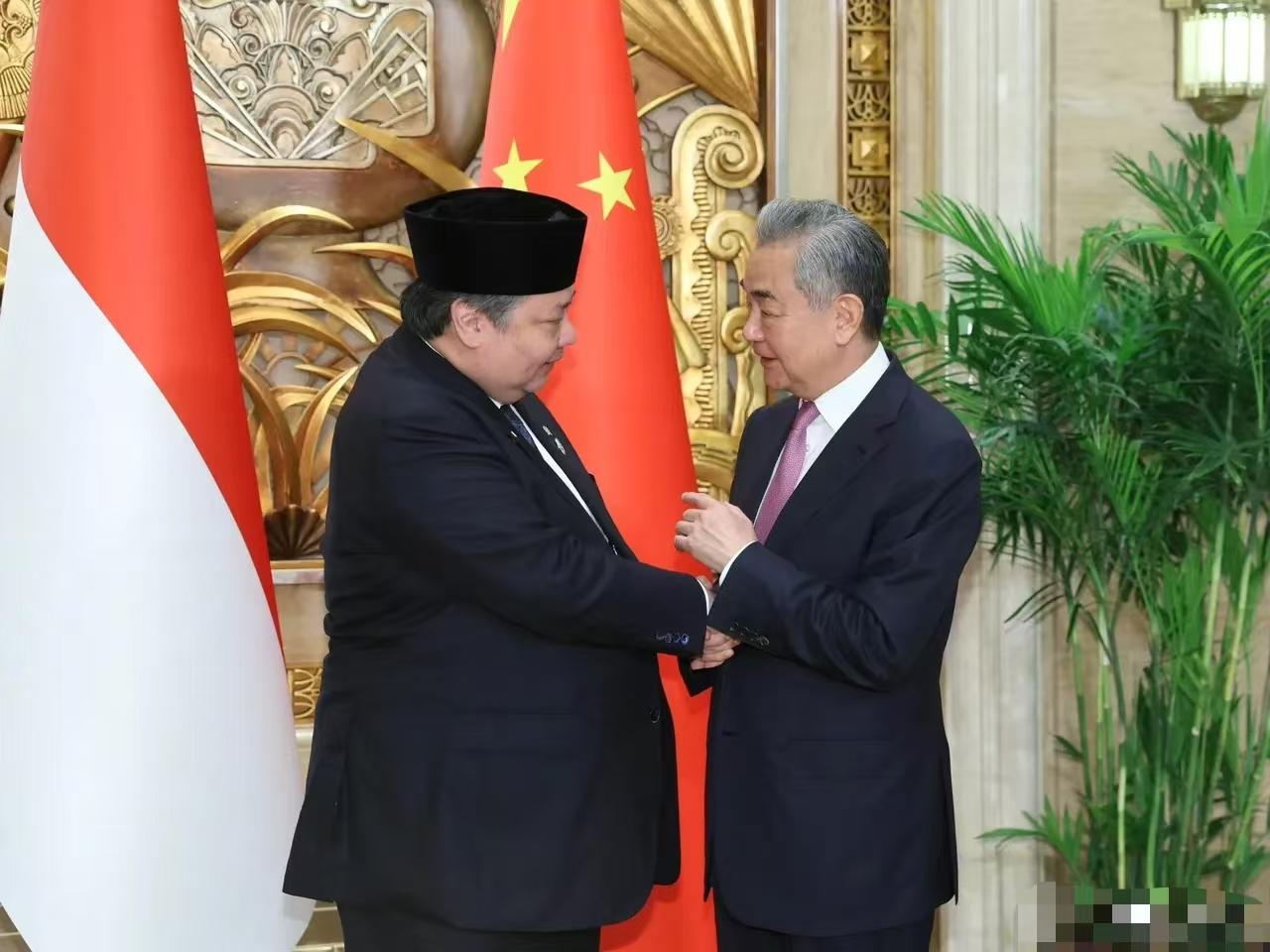 成了，中国和印尼谈成了。7月18日，中国外交部长王毅在上海会见来华出席世界人工智