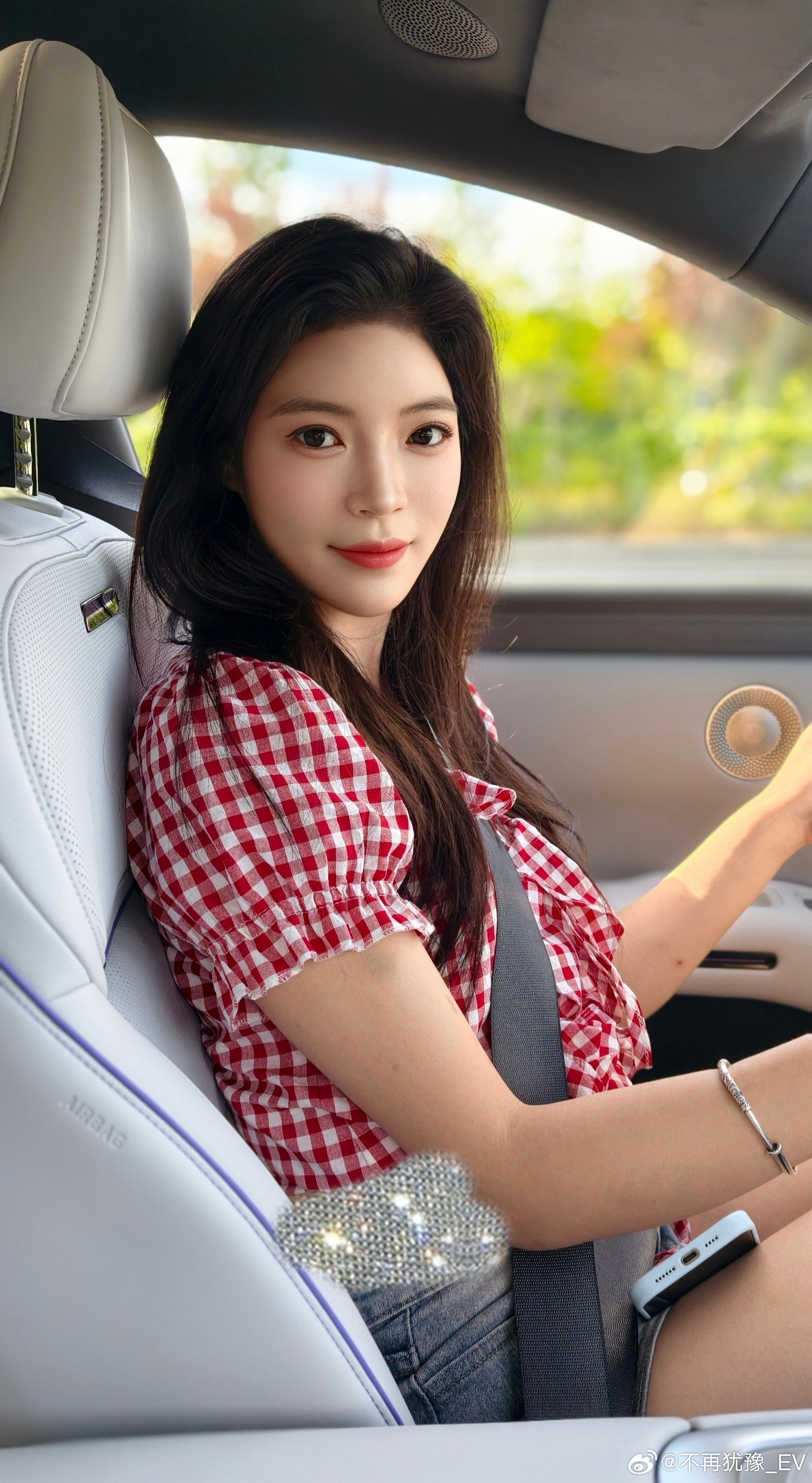 昨天去试驾了小鹏MONAL03，先是销售带着兜了一圈，之后我自己上手开，整体体