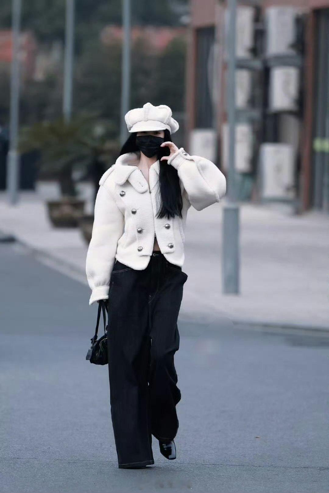 虞书欣《云初令》上班路透🈶这套看起来比较保暖