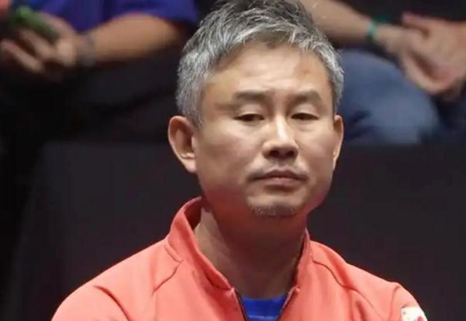 这一幕看得无数球迷五味杂陈！比赛打到第四局，日本队教练席上的中泽锐不断用日语高声