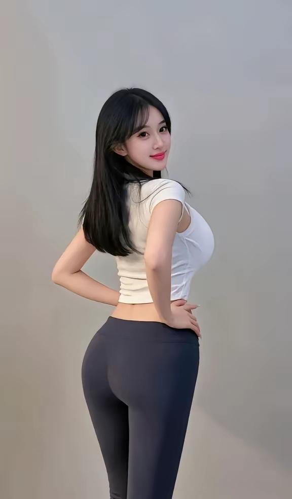 她的美，有诗为证：美人赋•凝芳文/熏墨清雅风姿世少双，柔怀温婉韵悠长；