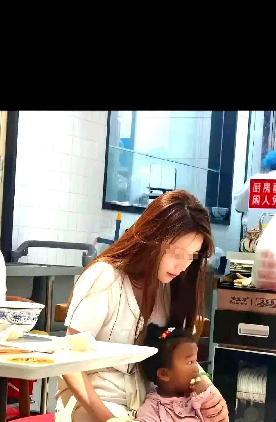 其实国籍法有一条规定：出生在中国的孩子，父母任何一方是中国公民，孩子就拥有中国籍