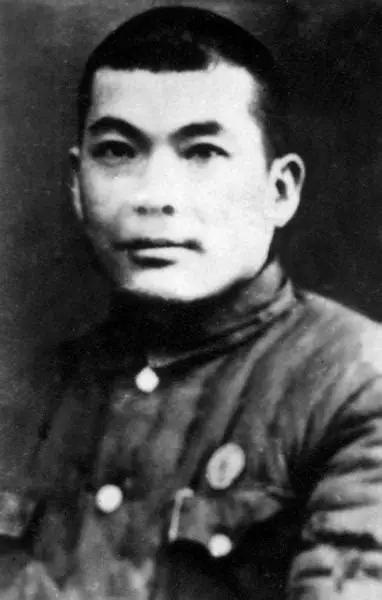 1945年，西安某秘密监狱，一个男人徒手打死了身边11名看守，踩着他们的