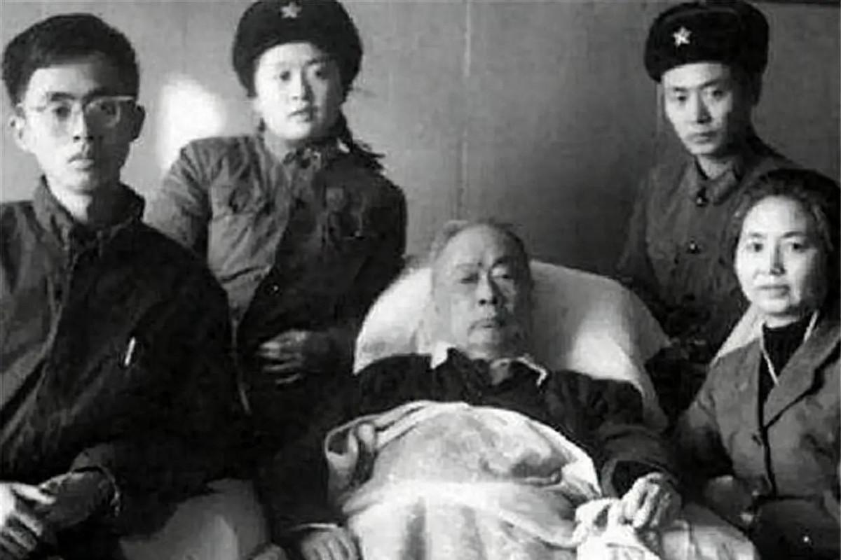 1972年陈毅葬礼规格引发争议，周总理与几位元帅共同决定：葬礼规格比某人高出两级