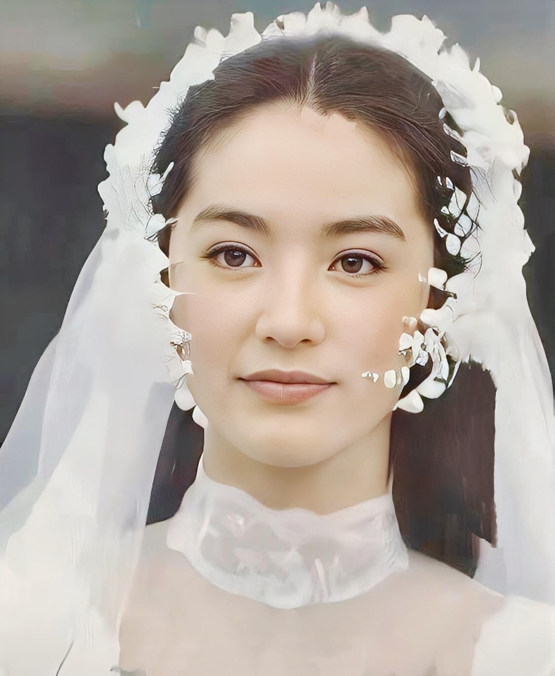 林青霞40岁出嫁时穿的这件婚纱，当年很多人吐槽款式土气、显壮，谁能想到，这竟是老