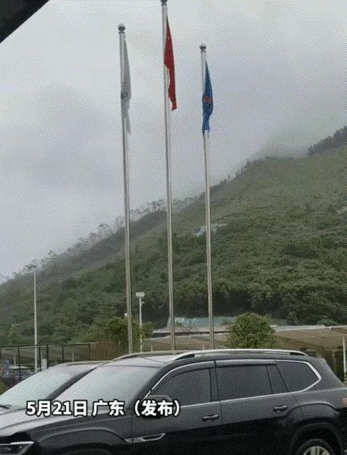 “科学都解释不清楚了”。广东男子雨中对着国旗唱响国歌，诡异场面瞬间上演，三面旗帜