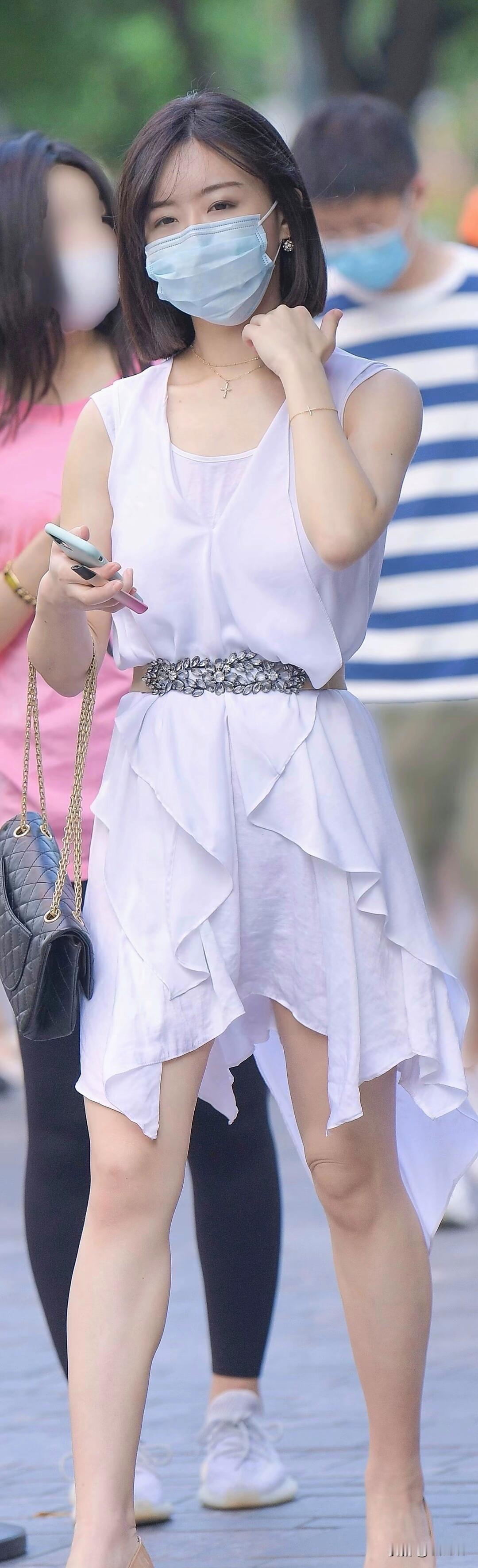 白色连衣裙搭配口罩，清新又时尚！🌞👗😊