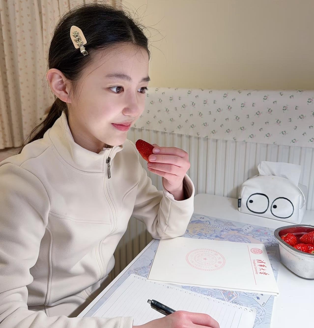养女儿丑的也烦，漂亮的也烦。这么好看的女孩子，被人拱了怎么办？