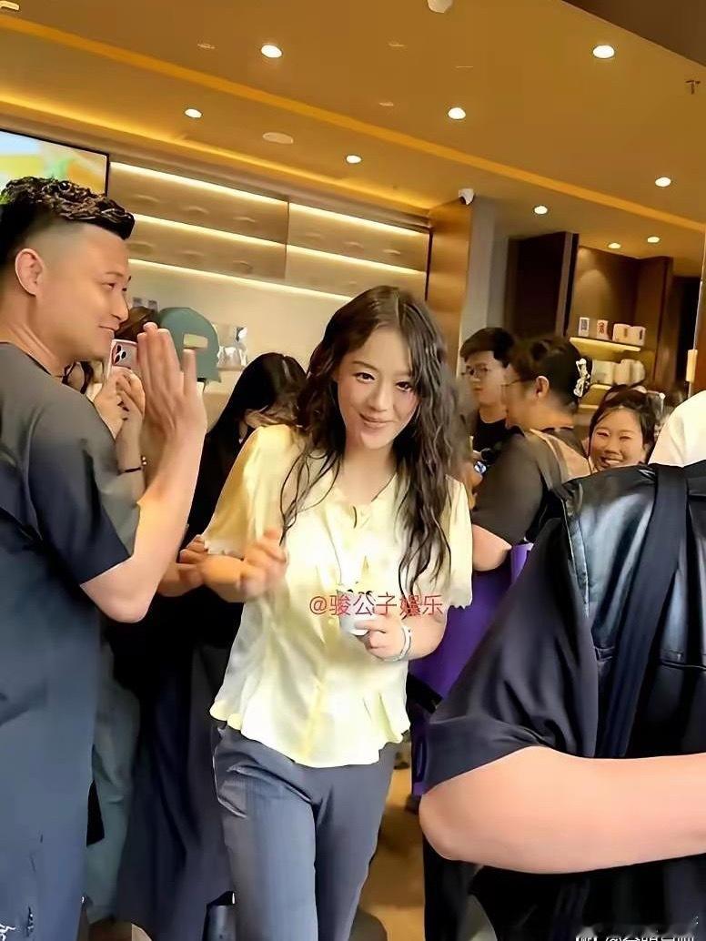 马思纯这是瘦了多少斤？路人在奶茶店逮到她，第一眼真没敢认。那头羊毛卷蓬松得像小狗