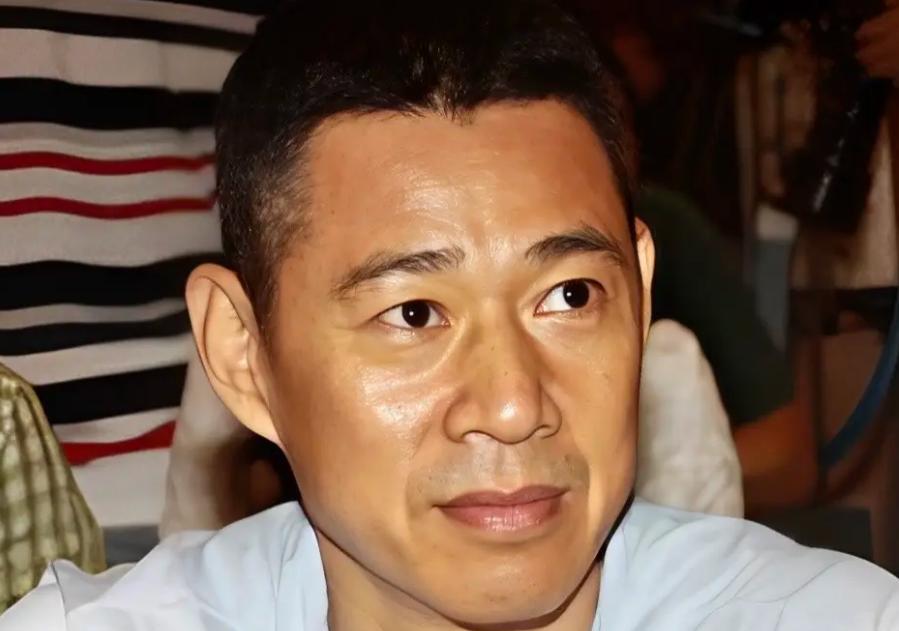 一巴掌，婚姻散场吕丽萍抱着孩子连夜走，张丰毅转身就笑。那年片场，张丰毅情