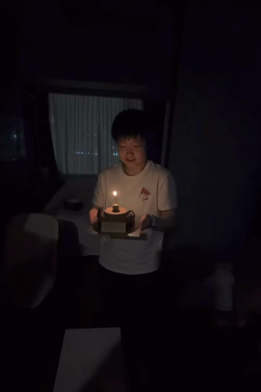 和小姐妹们也一起庆祝啦宝宝是世界上最幸福的宝宝🥳🥳特别萌啊​​​